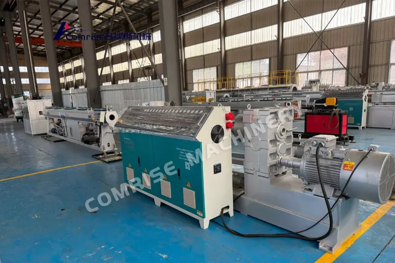 Bezeroa gure fabrikara etorri zen bere PE hodien makina eta PVC hodien makina ikuskatzeko oso pozik